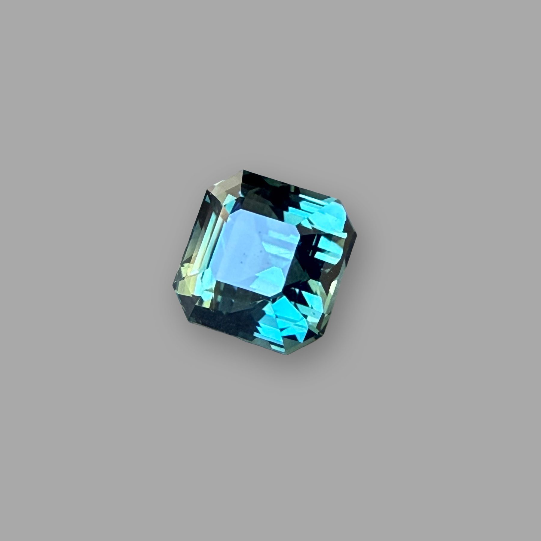 Saphir 1,58 ct, mehrfarbig